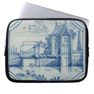 Delft-Fliese, die einen Drawbridge über einem Laptopschutzhülle
