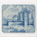 Delft-Fliese, die einen Drawbridge über einem Mousepad<br><div class="desc">Bild: 56463 Delft Fliese,  die einen Drawbridge über einem Kanal,  19. Jahrhundert zeigt. Niederländische Schule,  (19. Jahrhundert). Privatsammlung,  die Stapleton Sammlung.  Kunst,  schöne Kunst.</div>