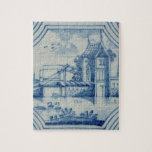 Delft-Fliese, die einen Drawbridge über einem Puzzle<br><div class="desc">Bild: 56463 Delft Fliese,  die einen Drawbridge über einem Kanal,  19. Jahrhundert zeigt. Niederländische Schule,  (19. Jahrhundert). Privatsammlung,  die Stapleton Sammlung.  Kunst,  schöne Kunst.</div>