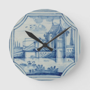 Delft-Fliese, die einen Drawbridge über einem Runde Wanduhr