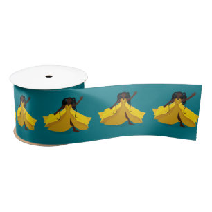 Delia in einem gelben Kleid Satinband