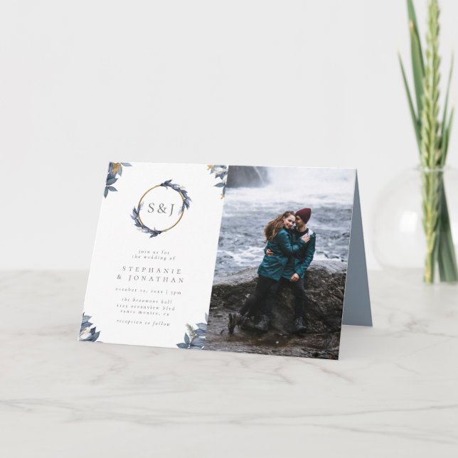 Delicate Dusty Blue Blätter Monogram Wedding Foto Einladung (Vorderseite)