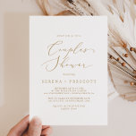 Delicate Gold Calligraphy Couples Dusche Einladung<br><div class="desc">Diese zarte Goldkalligrafie-Duscheinladung ist perfekt für einen modernen Polterabend. Das romantische minimalistische Design besticht durch eine hübsche und elegante Champagner-goldgelbe Typografie auf weißem Hintergrund mit einem klaren und schlichten Look.</div>