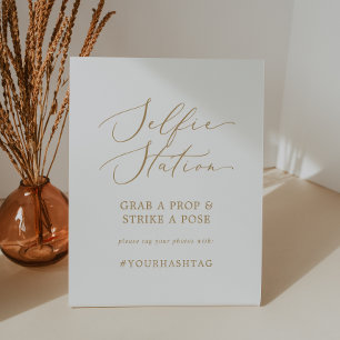Delicate Gold Selfie Station Wedding Hashtag Sockelschild