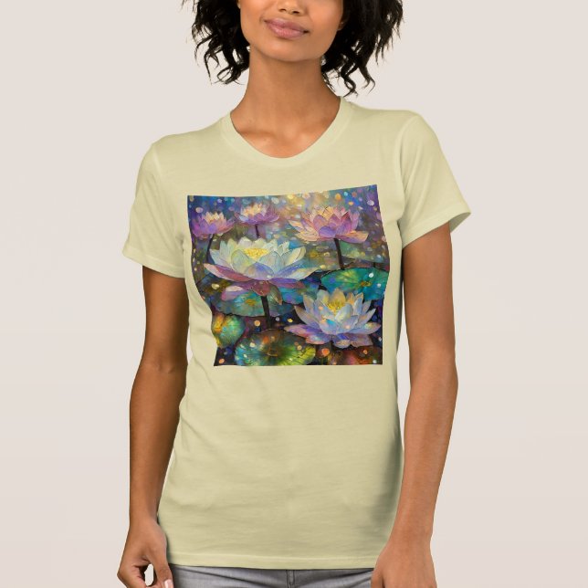 Delicate Lotus Flowers Blossoming in the Snow T-Shirt (Vorderseite)