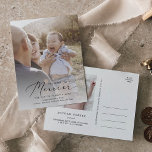 Delicate Merrier Christmas New Baby Birth Feiertagspostkarte<br><div class="desc">Diese zarte Weihnachten neue Baby-Geburtskarte ist die perfekte einfache Urlaubsgruß. Das romantische minimalistische Design besticht durch eine hübsche und elegante schwarze Typografie mit einem sauberen und schlichten Look. Personalisieren Sie die Vorderseite der Postkarte mit einem Foto, Ihren Namen und dem Jahr. Bringen Sie eine Geburtsankündigung und ein Foto auf der...</div>