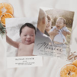Delicate Merrier Weihnachts-Ankündigung Feiertagskarte<br><div class="desc">Diese delikate Weihnachtsankündigung Weihnachten ist die perfekte einfache Urlaubskarte. Das romantische minimalistische Design besticht durch eine hübsche und elegante schwarze Typografie mit einem sauberen und schlichten Look. Personalisieren Sie die Kartenvorderseite mit einem Foto,  Ihren Namen und dem Jahr. Geben Sie eine Geburtsankündigung und ein Foto auf der Kartenrückseite an.</div>