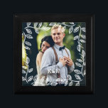 Delikate Blätter Rahmen Mit Monogramm Foto Erinnerungskiste<br><div class="desc">Schönes personalisiertes Foto-Design perfekt für den Muttertag,  als Hochzeit- oder Jubiläumsgeschenk,  Abschluss Geschenk,  etc.</div>