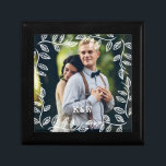 Delikate Blätter Rahmen Mit Monogramm Foto Erinnerungskiste<br><div class="desc">Schönes personalisiertes Foto-Design perfekt für den Muttertag,  als Hochzeit- oder Jubiläumsgeschenk,  Abschluss Geschenk,  etc.</div>