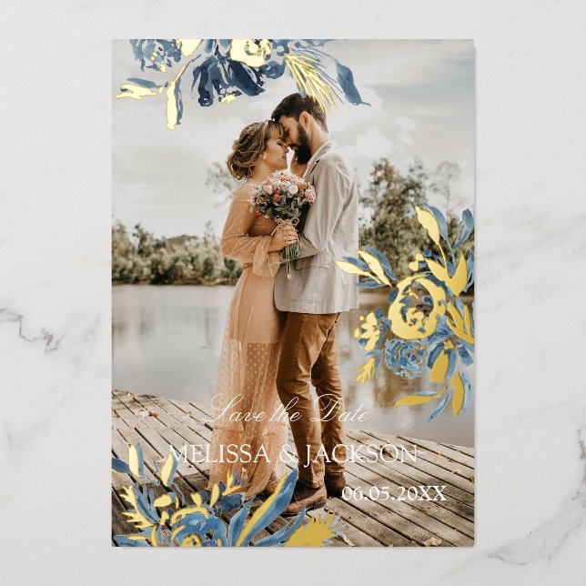Delikate blaue Blume und Goldblüte Save the Date Folieneinladung (Vorderseite)
