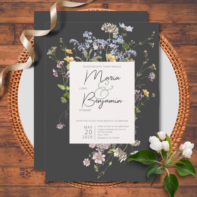 Delikate Boho Wildblumen Charcoal Wedding Einladung (Von Creator hochgeladen)
