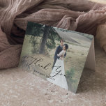 Delikate Calligrafy Light Foto Overlay Dankeskarte<br><div class="desc">Dieses zarte Kalligraphie-Foto-Overlay Dankeschön-Karte ist perfekt für eine moderne Hochzeit. Das romantische minimalistische Design besticht durch eine hübsche und elegante schwarze Typografie auf einem Foto-Hintergrund mit einem klaren und schlichten Look. Personalisieren Sie die Innenseite der Karte mit Ihren Namen, und eine Dankeschön-Nachricht. Alternativ können Sie den Bereich Dankeschön Meldungsvorlage leer...</div>