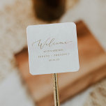 Delikate Gold Calligraphy Wedding Willkommen Quadratischer Aufkleber<br><div class="desc">Diese zarten goldkalligraphischen Hochzeitsaufkleber sind perfekt für eine moderne Hochzeit. Das romantische minimalistische Design besticht durch eine hübsche und elegante Champagner-goldgelbe Typografie auf weißem Hintergrund mit einem klaren und schlichten Look. Personalisieren Sie diese Aufkleber mit dem Ort Ihrer Hochzeit, Namen und Hochzeitsdatum. Diese Labels eignen sich ideal für Hochzeiten in...</div>