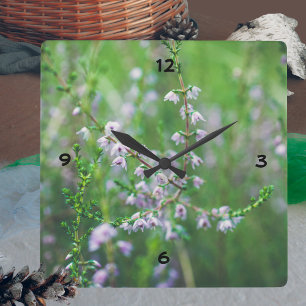 Delikate lila Wildblumen Quadratische Wanduhr