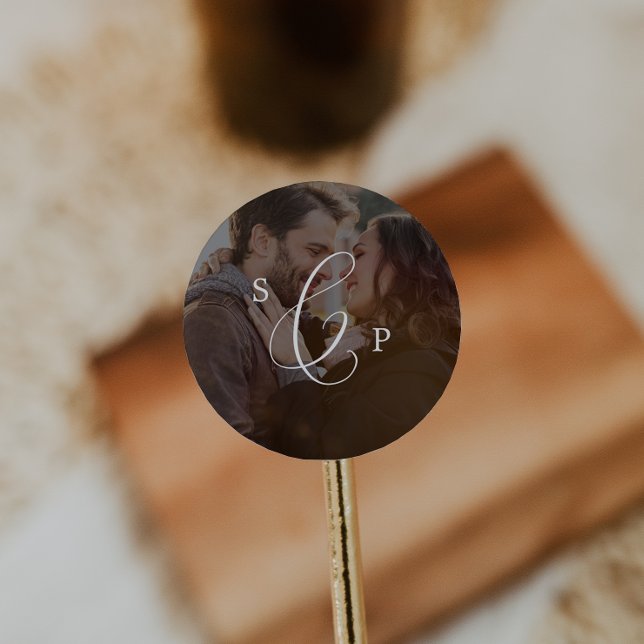 Delikate Monogram Dark Foto Wedding Umschlag Aufkl Runder Aufkleber (Von Creator hochgeladen)