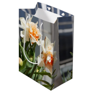 Delikate niedliche Narzissen Mittlere Geschenktüte
