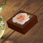 Delikate Orange Rose Blütenblume Erinnerungskiste<br><div class="desc">In dieser hölzernen Geschenkboxen mit Keramik-Fliesen,  die das Foto einer zarten,  orangefarbenen Rose zeigt,  werden Schmuck,  Schmuck und andere kleine Kuchen aufbewahrt. Ein schönes,  blumengeschmücktes Design! Wählen Sie Ihre Geschenkboxen und Farbe.</div>