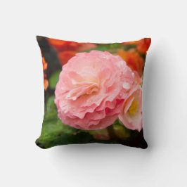 Delikate rosa Blume nach Regen Kissen