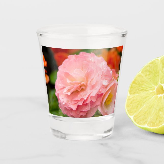 Delikate rosa Blume nach Regen Schnapsglas (Vorderseite)