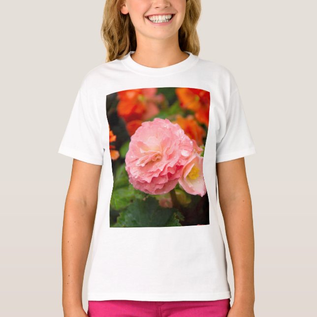 Delikate rosa Blume nach Regen T-Shirt (Vorderseite)