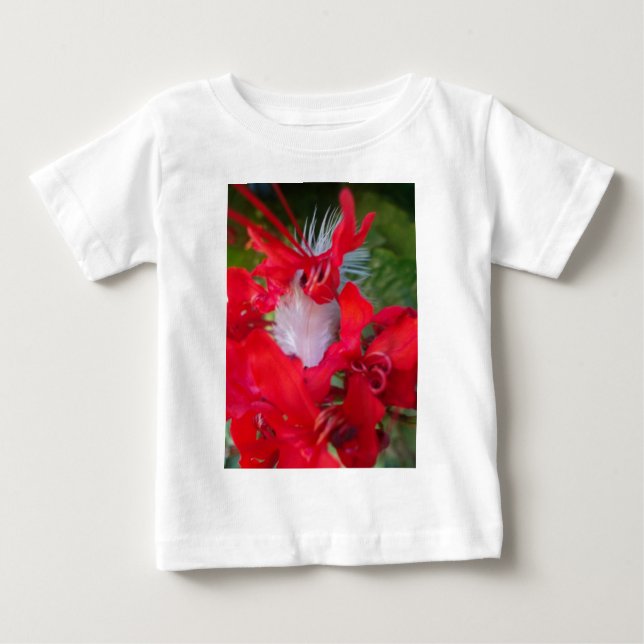 Delikate Schönheit: Rote Blume mit weißem Federn Baby T-shirt (Vorderseite)
