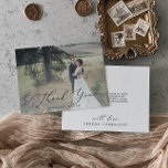 Delikate Schwarze Kalligrafie Foto Overlay Dankeskarte<br><div class="desc">Dieses zarte schwarze Kalligraphie-Foto-Overlay Dankeschön-Karte ist perfekt für eine moderne Hochzeit. Das romantische minimalistische Design besticht durch eine hübsche und elegante schwarze Typografie auf einem Bildhintergrund mit einem sauberen und schlichten Look. Personalisieren Sie die Rückseite der Karte mit Ihren Namen, und eine Dankeschön-Nachricht. Alternativ können Sie den Bereich Dankeschön Meldungsvorlage...</div>