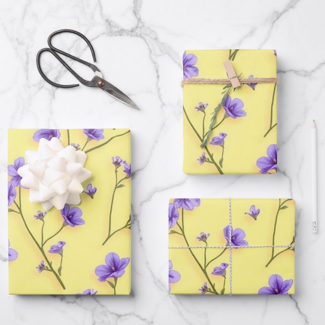 Delikate violette Blumen auf gelbem Hintergrund Geschenkpapier Set (Vorderseite)