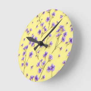 Delikate violette Blumen auf gelbem Hintergrund Runde Wanduhr