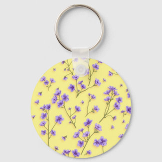 Delikate violette Blumen auf gelbem Hintergrund Schlüsselanhänger