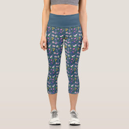 Delikate Wildblume in Aquarellfarbe auf blau Capri Leggings