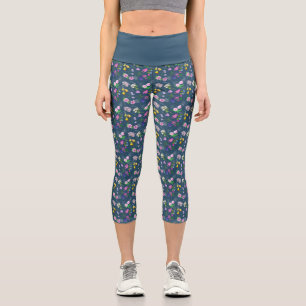 Delikate Wildblume in Aquarellfarbe auf blau Capri Leggings