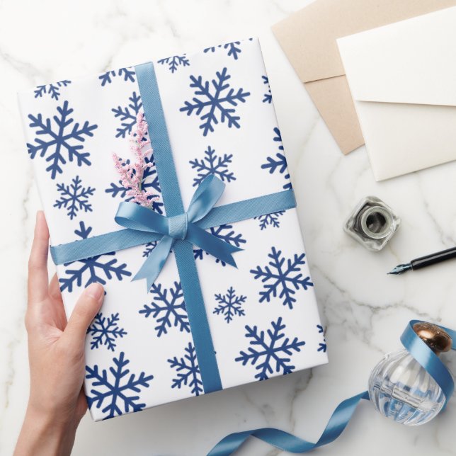 Delikatesse Blaue Schneeflocke Winter Weißes nahtl Geschenkpapier (Schenken)