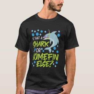 Delphin ist ein Hai oder ein Somuner, der noch lan T-Shirt