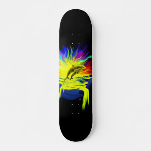 Delphine im Sonnenschein mit der Hand Skateboard