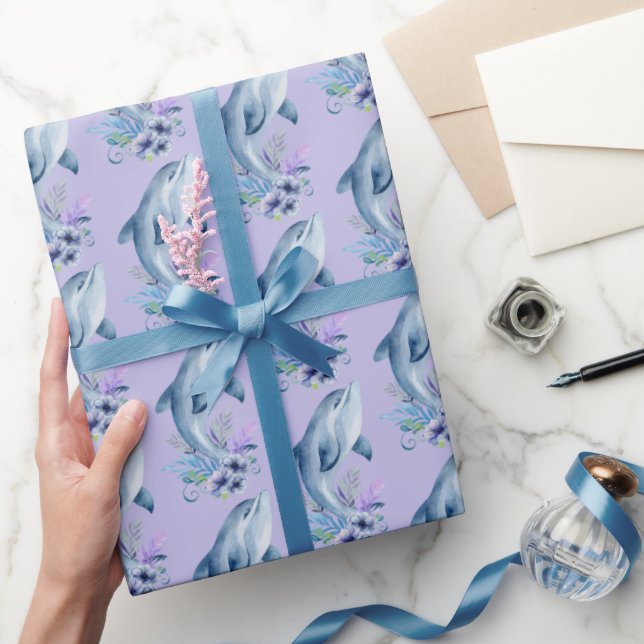 Delphine und Blume auf Lila Geschenkpapier (Schenken)