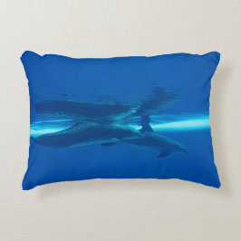 Delphine und Reflexionen Dekokissen