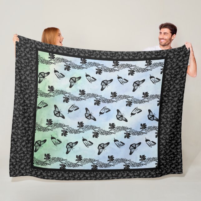 Delphinien und Schmetterlinge auf Sky Fleece Blank (Beispiel)