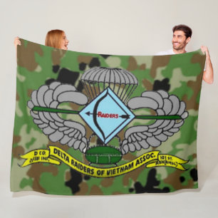 DELTA RAIDERS FLEECEDECKE