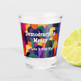 Demokratie ist chaotisch  schnapsglas