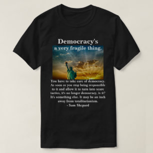 Demokratie ist eine sehr zerbrechliche Sache. T-Shirt
