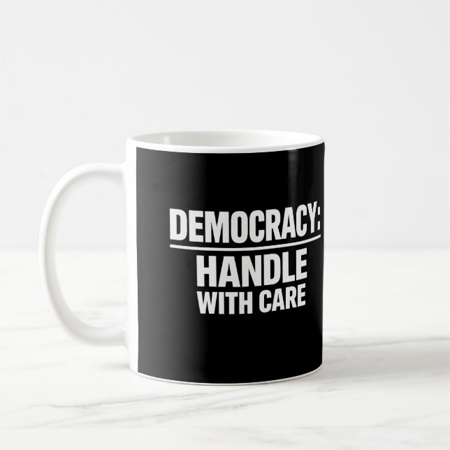 Demokratie Mit Sorgfalt Behandeln Kaffeetasse (Links)