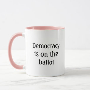 Demokratie steht auf dem Stimmzettel Nachricht Kaf Tasse