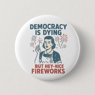 Demokratie stirbt, aber Hey, nette Feuerwerke Button
