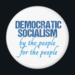Demokratischer Sozialismus Definition sozialistisc Magnet<br><div class="desc">Demokratischer Sozialismus bedeutet für das Volk,  für das Volk. Dieser demokratisch-sozialistische Definitionsmagnet illustriert die Definition in einem Schriftart,  der an die US-Verfassung erinnert. Ein cooles Geschenk für liberale Demokraten.</div>