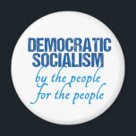 Demokratischer Sozialismus Definition sozialistisc Magnet<br><div class="desc">Demokratischer Sozialismus bedeutet für das Volk,  für das Volk. Dieser demokratisch-sozialistische Definitionsmagnet illustriert die Definition in einem Schriftart,  der an die US-Verfassung erinnert. Ein cooles Geschenk für liberale Demokraten.</div>