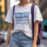 Demokratischer Sozialismus - Sozialistische Defini T-Shirt<br><div class="desc">Demokratischer Sozialismus bedeutet für das Volk,  für das Volk. Dieser sozialistische T - Shirt illustriert die Definition in einem Schriftart,  der an die US-Verfassung erinnert. Ein cooles Geschenk für liberale Demokraten.</div>