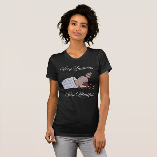 Demure und Mindful. Auch ein Raccoon. T-Shirt