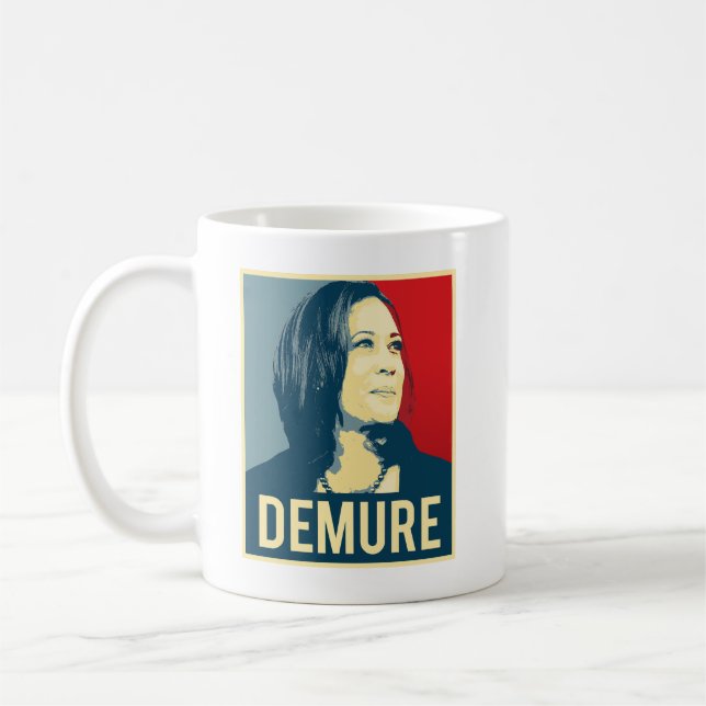 Demure und Mindful Kamala Harris Kaffeetasse (Links)