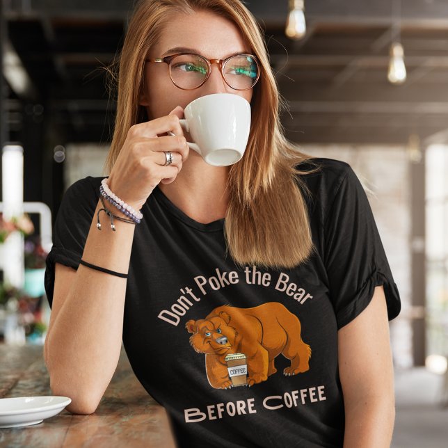 Den Bären nicht vor dem Kaffee gießen T-Shirt (Don't Poke the Bear Before Coffee T Shirt)