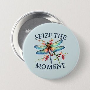 Den Moment nutzen - Künstlerische Libelle Button